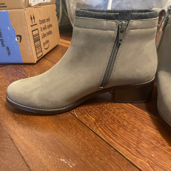 Vionic UNWORN Weather resistant booties Size 7.5 - Picture 2 of 5